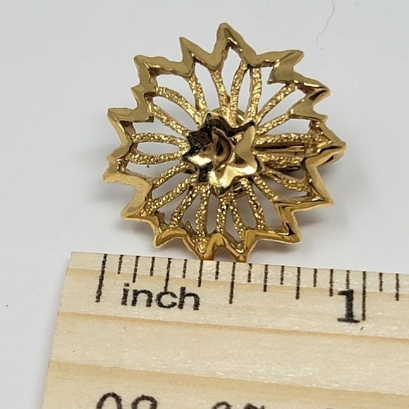 Vintage Trifari Crown Gold Tone Leaves Leaf Brushed Etched Clip On Earrings - Picture 2 of 6